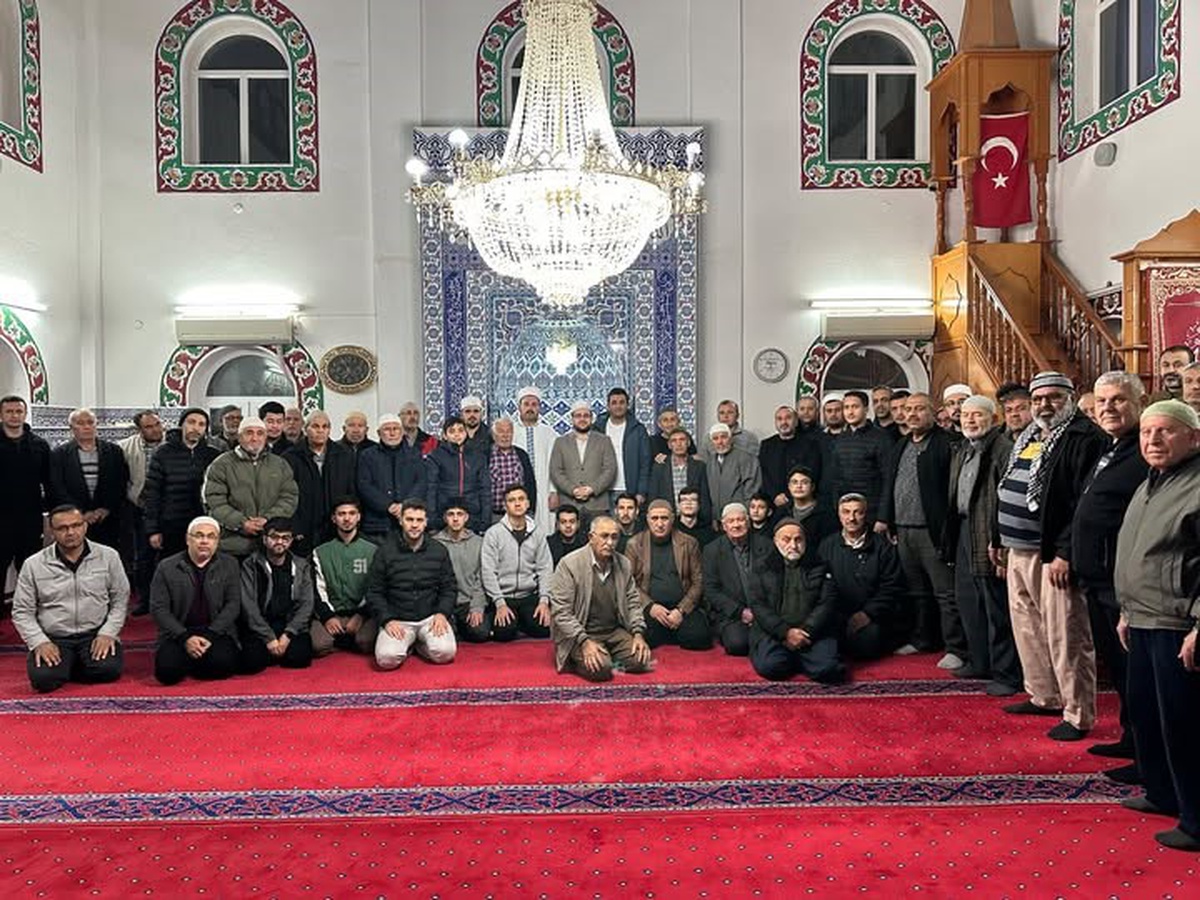 Çivril İlçe Müftüsü Önder, ailece camiye gelmenin cami sevgisi kazandırdığını anlattı