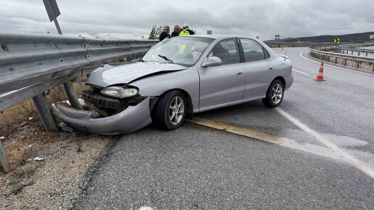 Çorum\'da kaygan yolda bariyerlere çarpan otomobilin sürücüsü yara almadan kurtuldu