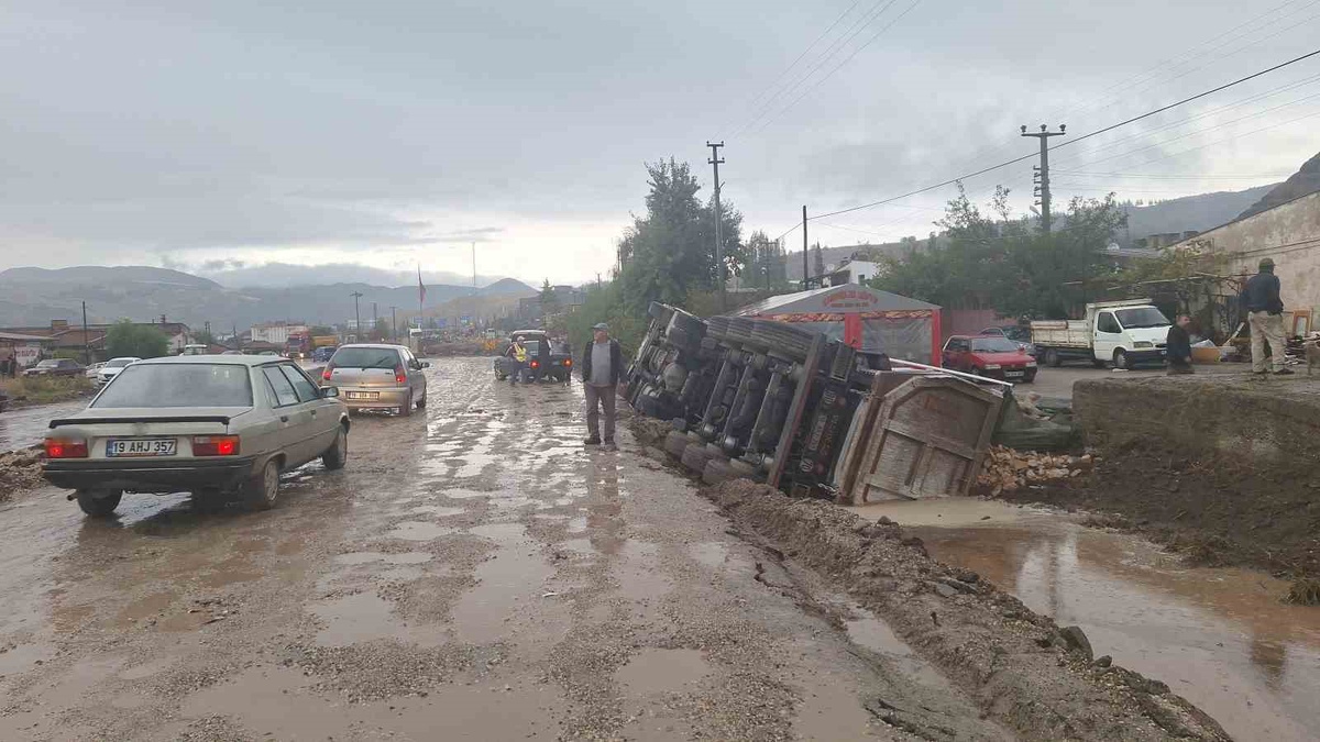 Çorum\'da taş yüklü tır kanala devrildi, sürücü esnafın yardımıyla kurtarıldı