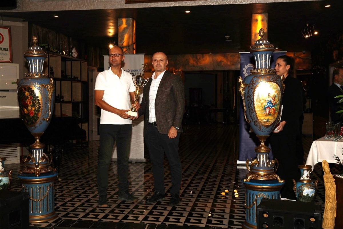 ÇOSB\'de düzenlenen 18. futbol, 16. tenis turnuvası ödüllerle tamamlandı