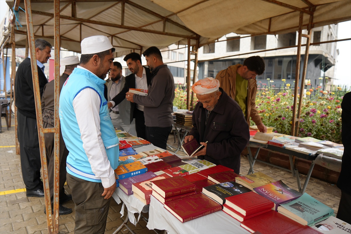 Hakkari Derecik\'te okurlar ikinci kitap fuarında 2 bin 500\'den fazla eserle buluştu