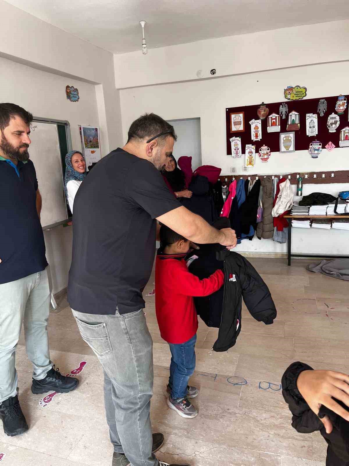 Zeytinburnu derneği, Diyarbakır\'da 200 öğrenciye mont ve bot ulaştırdı