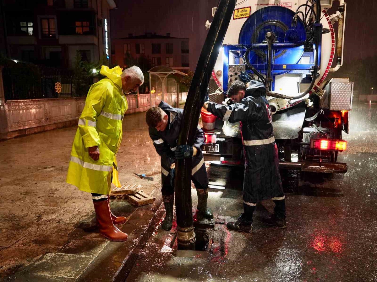 Düzce Belediyesi, aşırı yağışlarda 36 saattir 140 personelle sahada çalışıyor