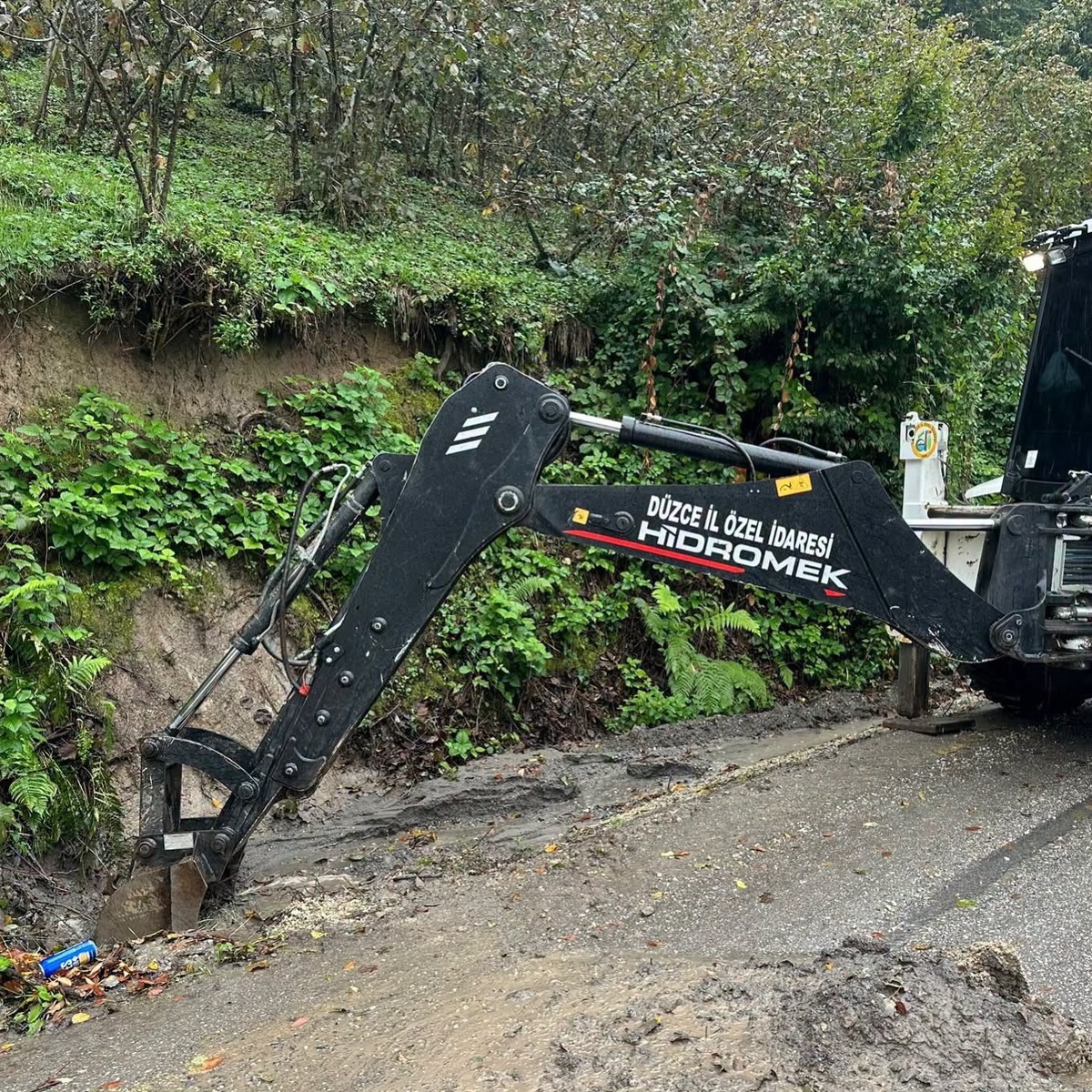 Düzce İl Özel İdaresi ekipleri Kaynaşlı\'nın Tavak Köyü\'nde tıkanan menfezleri temizledi