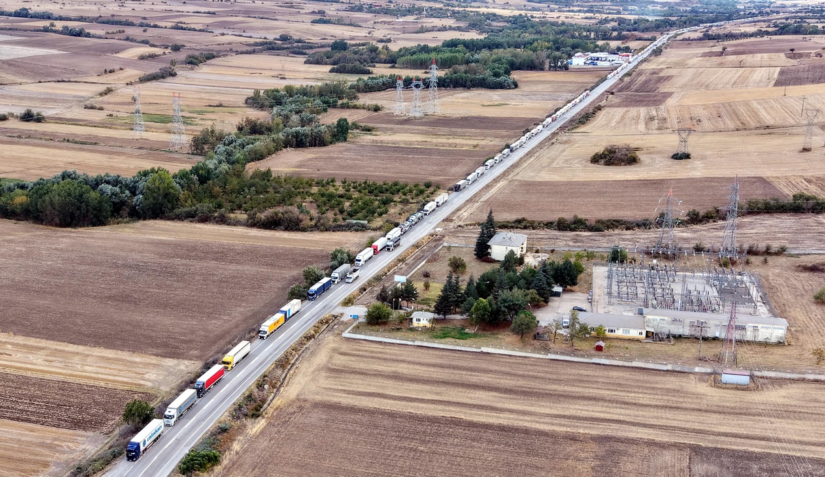 Hamzabeyli Sınır Kapısı\'nda 30 kilometrelik TIR kuyruğu, şoförleri yolda bekletiyor