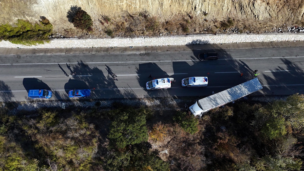 Edirne\'de TIR\'ın karşı şeride geçtiği kazada kamyonet yan yattı, 4 kişi yaralandı
