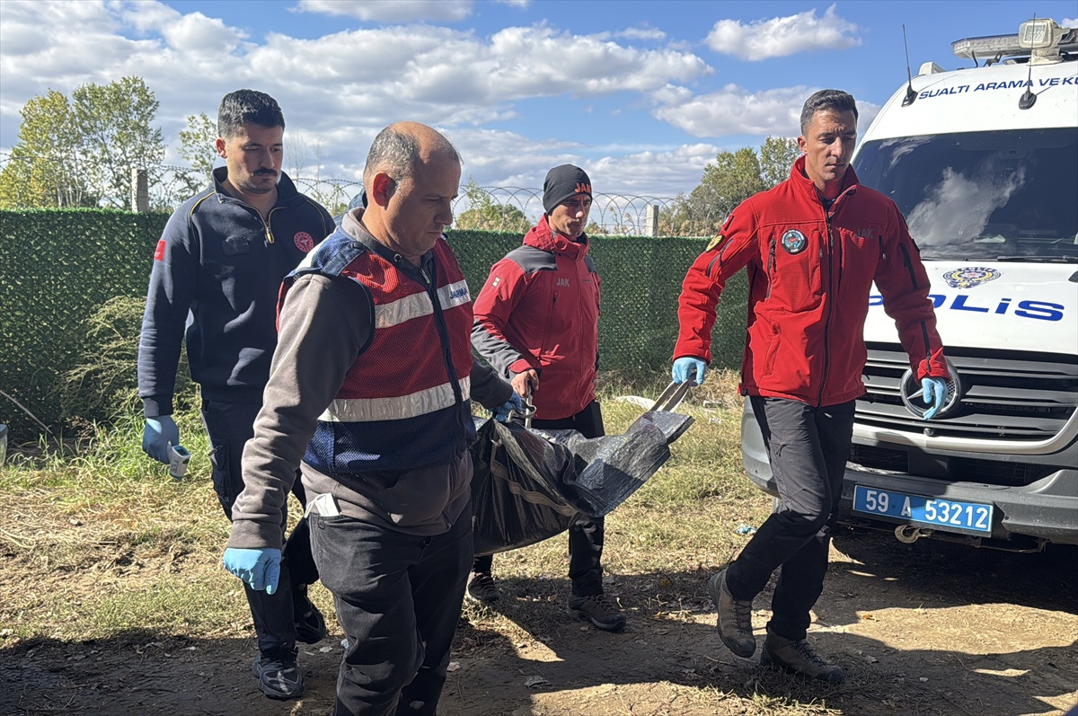 Edirne\'de Meriç Nehri\'nde alabora olan bottan kaybolan 2 çocuktan biri ölü bulundu
