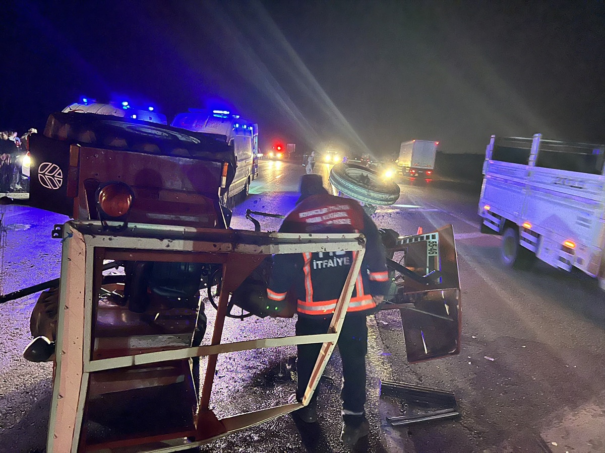 Elazığ Kovancılar\'da traktörle çarpışan otomobil araziye devrildi, 2 sürücü yaralandı