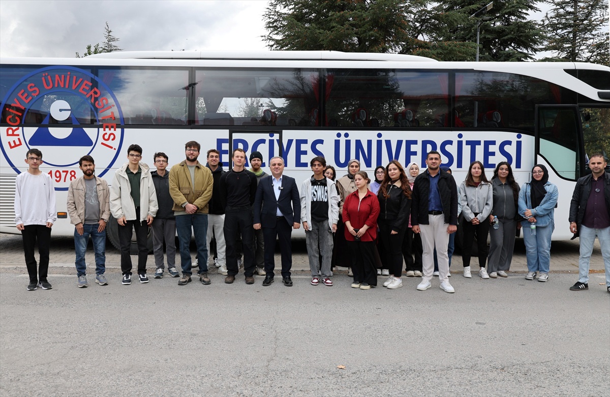 ERÜ yeni öğrencilerini Kayseri Kültür Yolu Turu\'nda Rektör Altun\'la buluşturdu