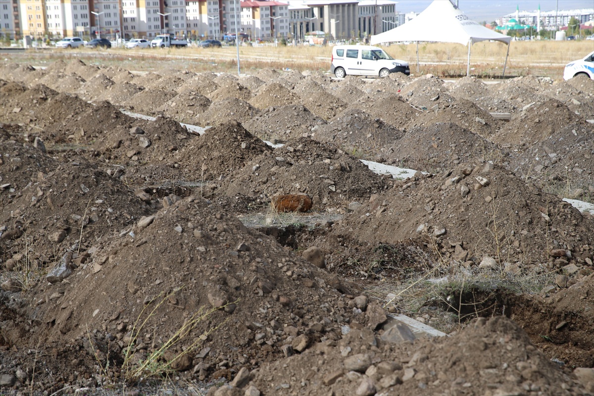 Erzurum\'da mezar kazısında patlamamış top mermisi bulundu, polis teslim aldı