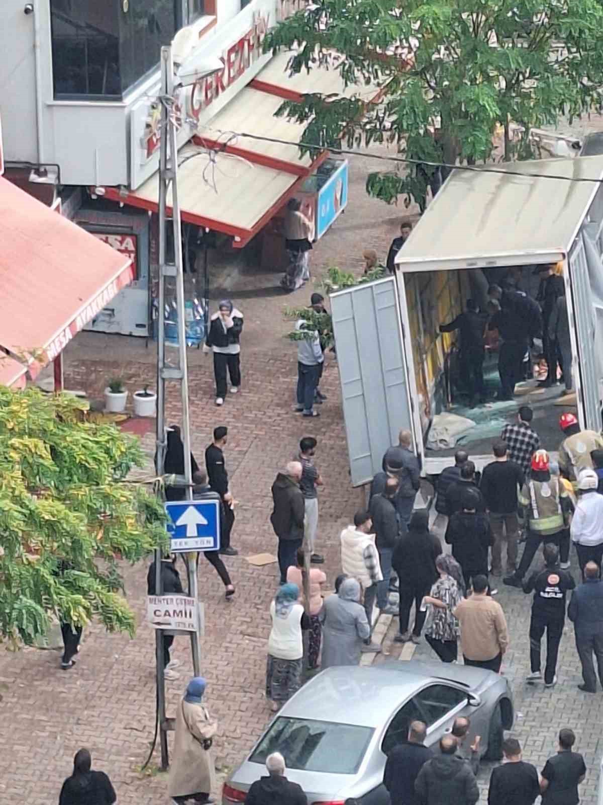 İstanbul Esenyurt\'ta yük indiren kamyonetin camı iki işçiye devrildi, 1\'i ağır yaralı