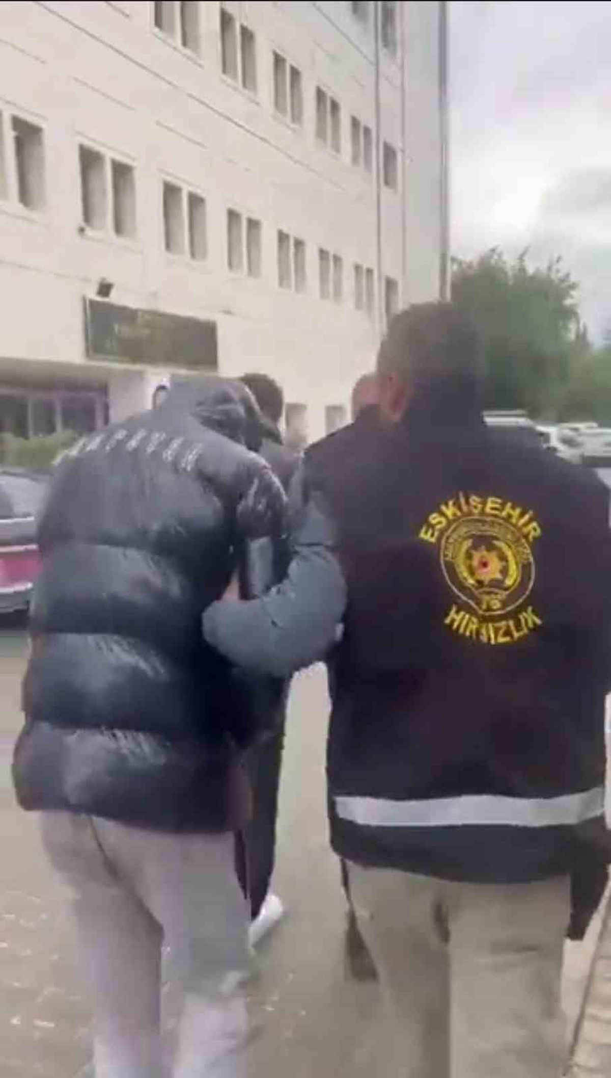 Eskişehir\'de işyeri hırsızlığı yapan 3 şüpheli kamera görüntüleriyle yakalandı
