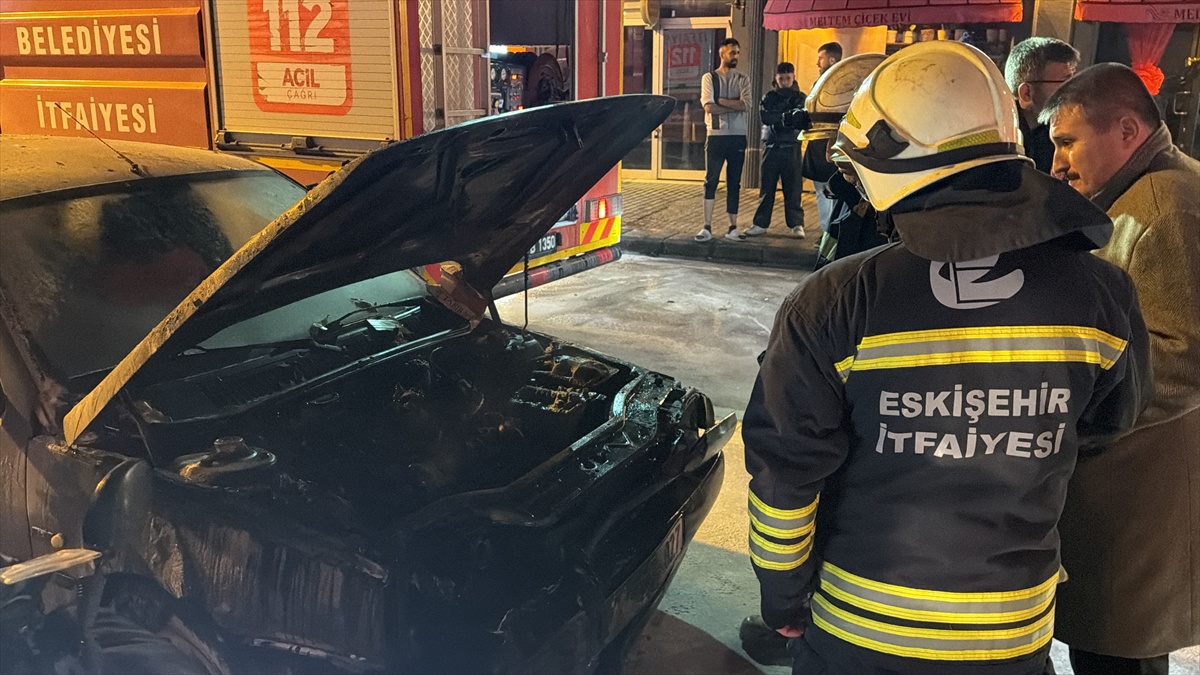 Eskişehir Tepebaşı\'nda otomobil motor bölümünden alev aldı, kullanılamaz hale geldi