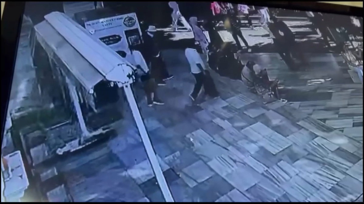 Camide abdest alan kişinin 15 bin euro ve 89 bin dolarlık çantası çalındı