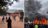 Fransa’da protestolar şiddetlendi! Tarihi bina ateşe verildi, belediye basıldı