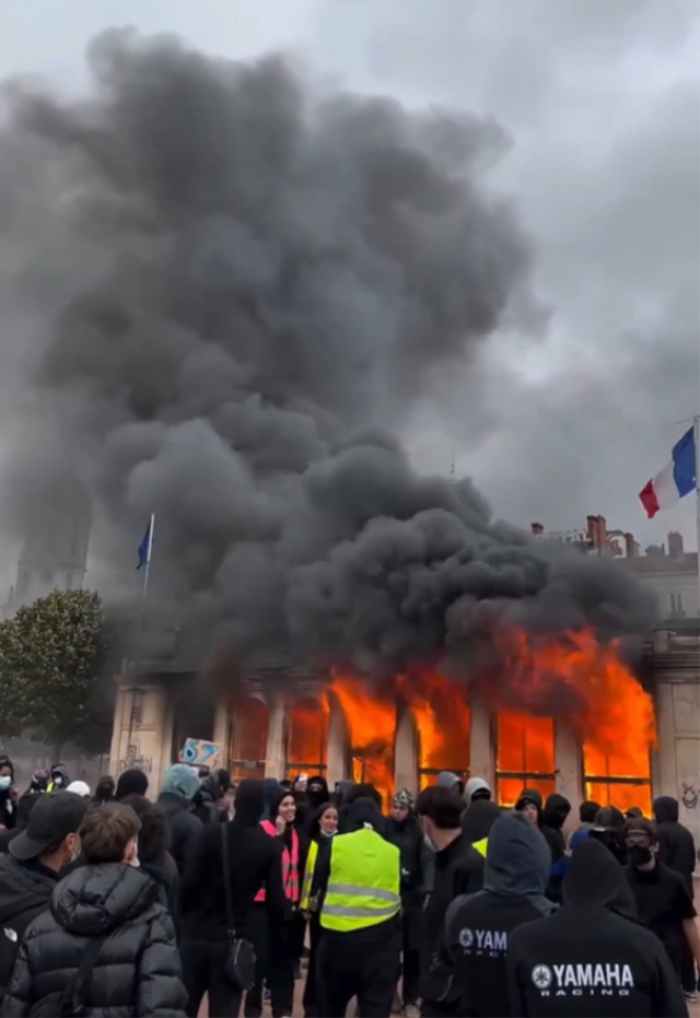 Fransa'da protestolar şiddetlendi: Lyon'da tarihi bina ateşe verildi