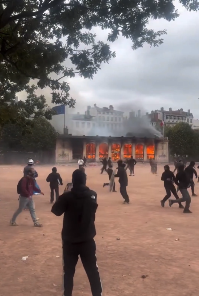 Fransa'da protestolar şiddetlendi: Lyon'da tarihi bina ateşe verildi