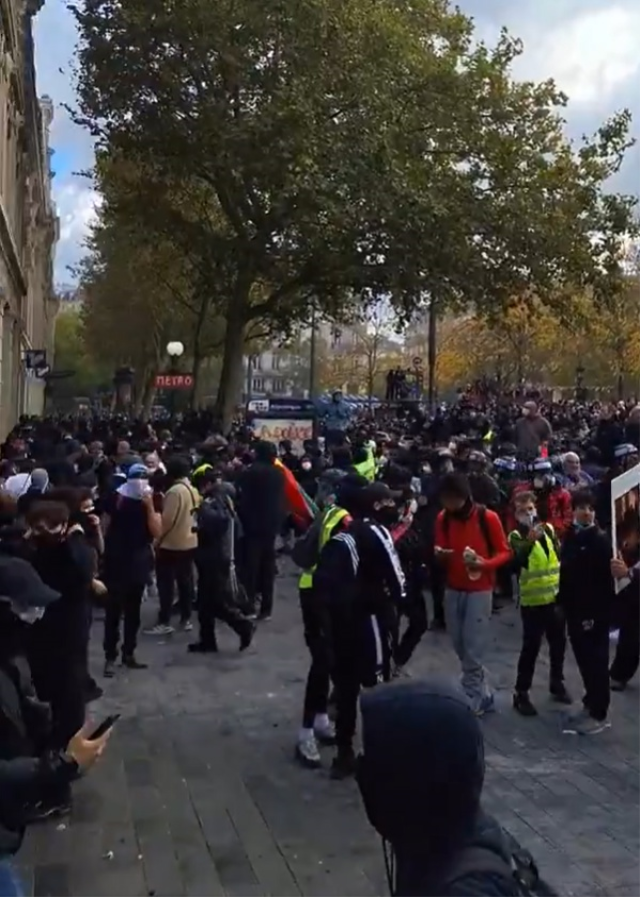 Fransa'da protestolar şiddetlendi: Lyon'da tarihi bina ateşe verildi