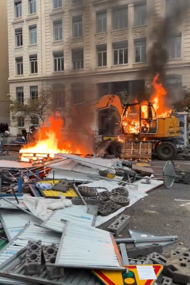 Fransa'da protestolar şiddetlendi: Lyon'da tarihi bina ateşe verildi