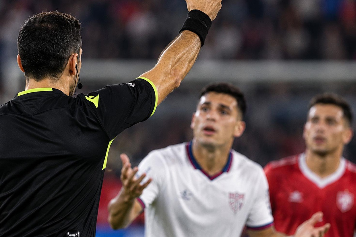 Futbolda tarihi yenilik! Hakemler artık bunu kullanacak