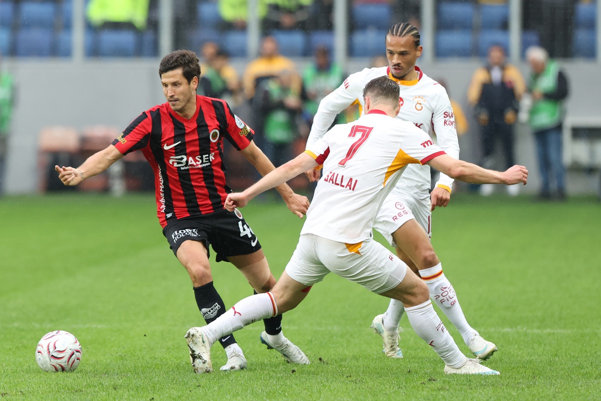 Galatasaray, Gençlerbirliği\'ni 88. dakikada kendi kalesine atılan golle 1-0 yendi