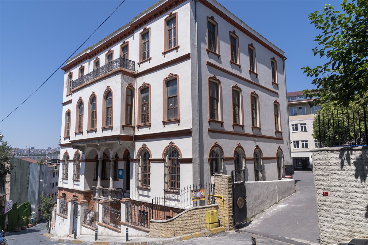250 yıllık Hoca İshak Efendi İmam Hatip Ortaokulu 1912\'den beri öğrenci ağırlıyor