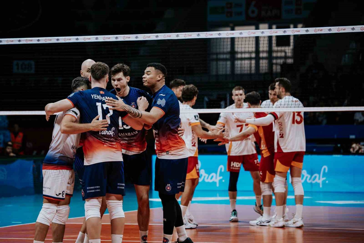 Halkbank, Efeler Ligi\'ne sahasında Galatasaray\'ı 3-1 yenerek başladı