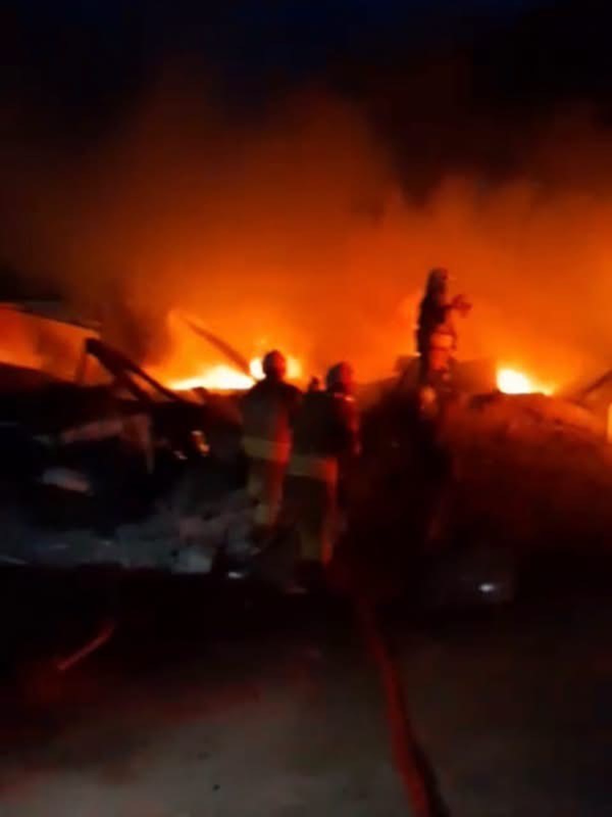 Hatay Büyükşehir itfaiyesi Belen\'deki konteyner yangınını kontrol altına aldı