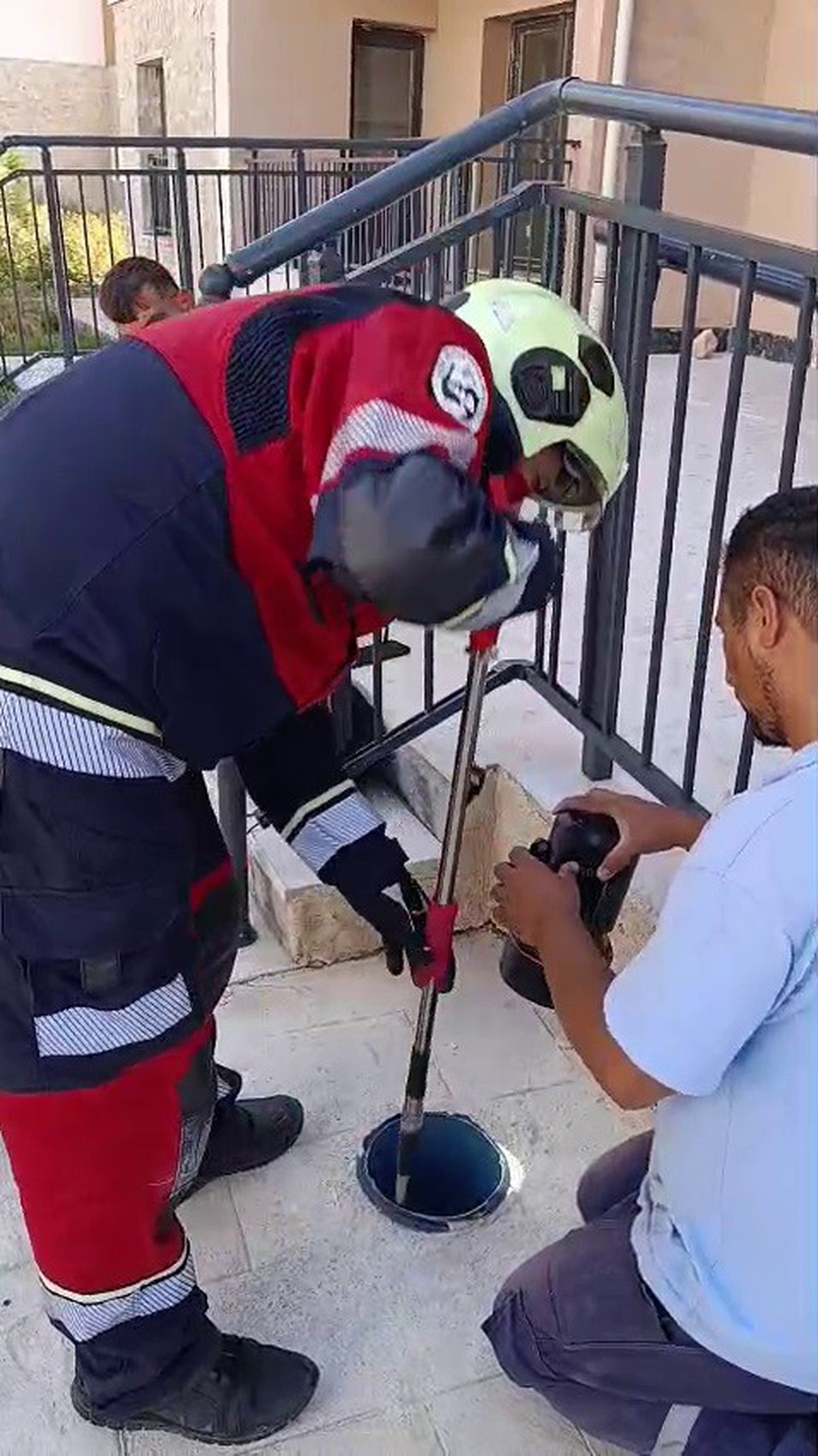 Hatay Reyhanlı\'da boruya düşen yavru kedi itfaiyenin çalışmasıyla kurtarıldı