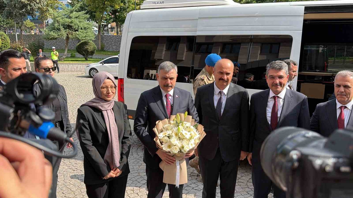 İçişleri Bakanı Çiftçi, Batman temasları kapsamında Valilik Şeref Defteri\'ni imzaladı