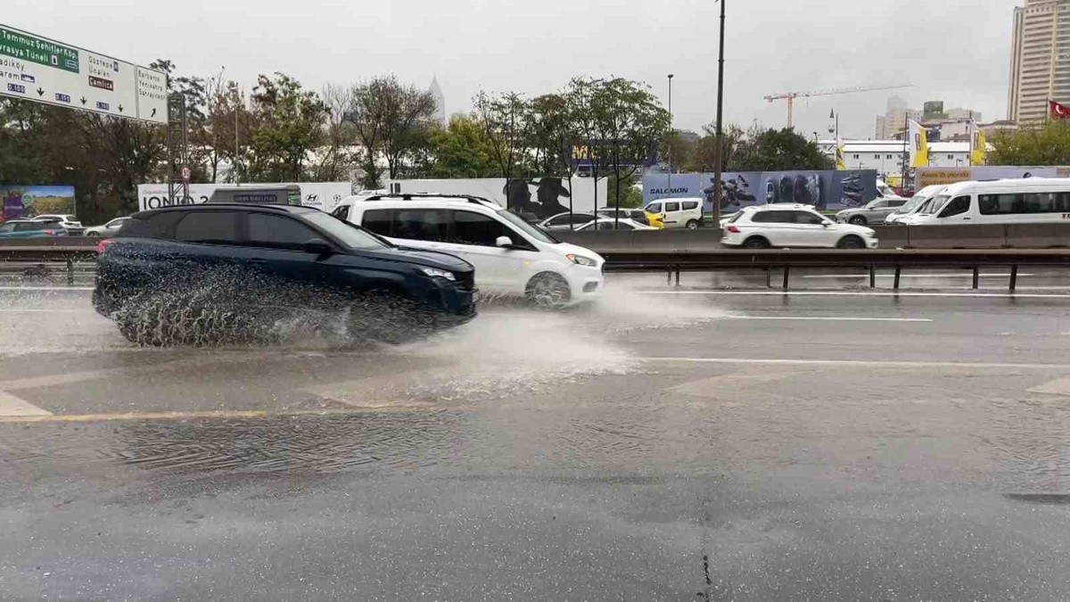 İstanbul\'da üç gündür aralıklarla süren sağanak D-100\'de su birikintisi oluşturdu