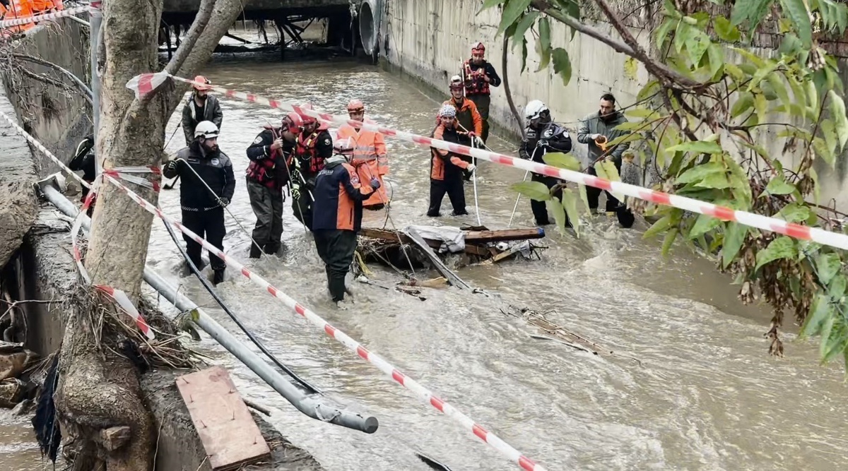 Sarıyer Ayazağa\'da taşan derede kaybolan 3 kişiyi arama çalışmaları sürüyor