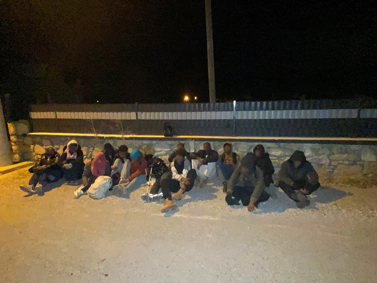 İzmir Urla\'da sahil güvenlik ve jandarma operasyonunda 16 düzensiz göçmen yakalandı
