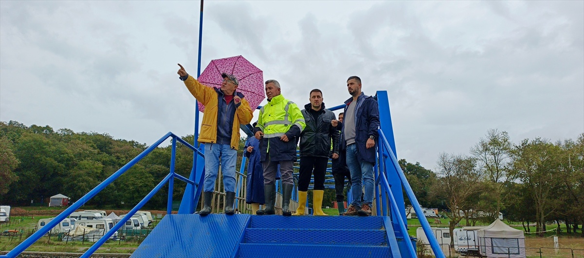 Kocaeli Kandıra\'da sağanak kırsal ulaşımı aksattı, su dolan yol kontrollü açıldı