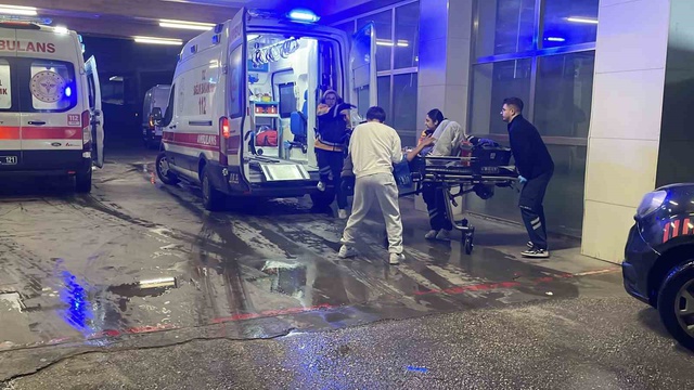 Parkta kan aktı! 15 yaşındaki çocuk 2 kişiyi ağır yaraladı