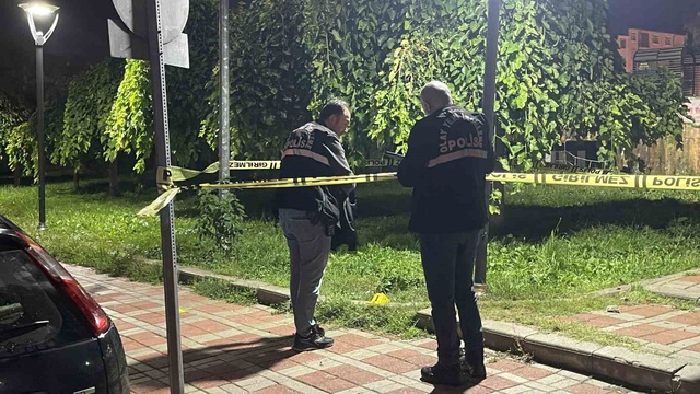 Parkta kan aktı! 15 yaşındaki çocuk 2 kişiyi ağır yaraladı