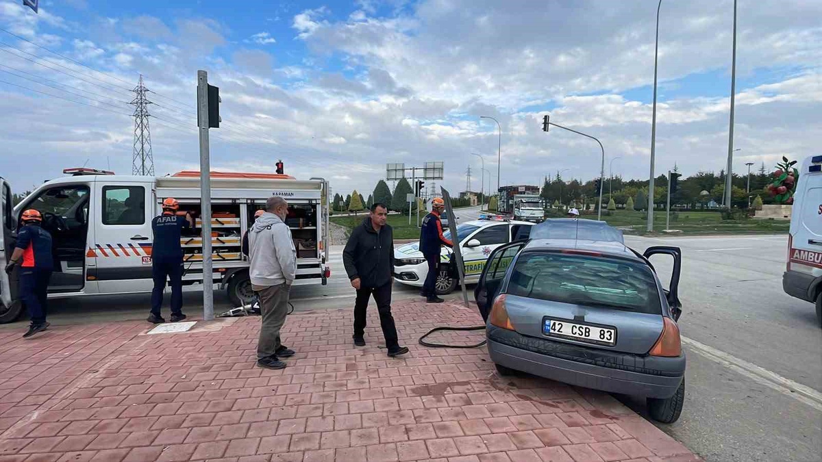 Karaman\'da otomobil ile kamyonet çarpıştı, yaralanan 3 kişi hastaneye kaldırıldı