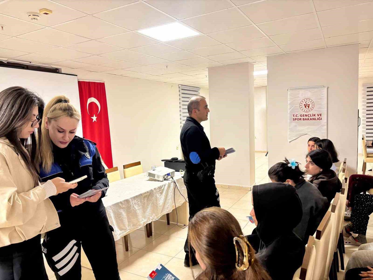 Kars Emniyeti, Nuri Paşa Yurdu\'nda öğrencilere KADES kurulumu yaptı