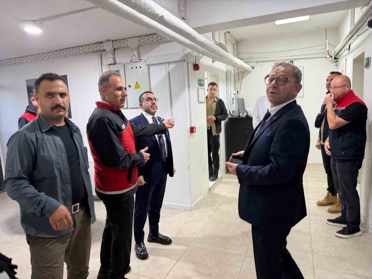 Kars Valisi Polat ve heyet, tarım laboratuvarı ile mera merkezini gezdi