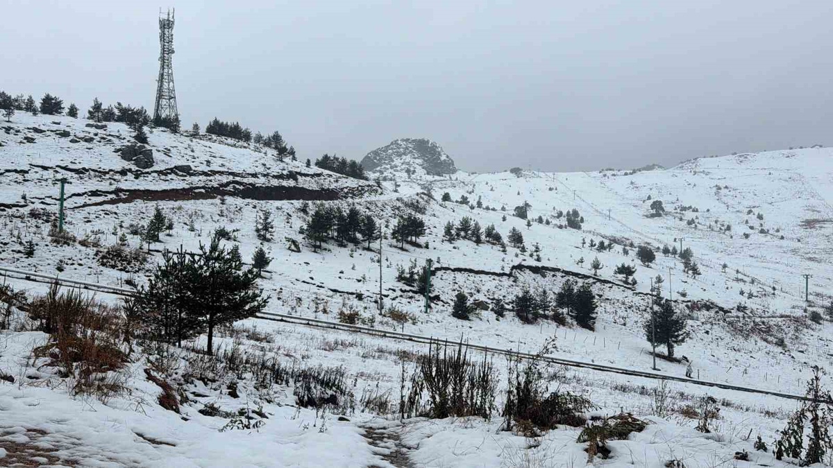Bolu\'da 2 bin 200 rakımlı Kartalkaya\'da pistler kar yağışıyla beyaz örtüye büründü