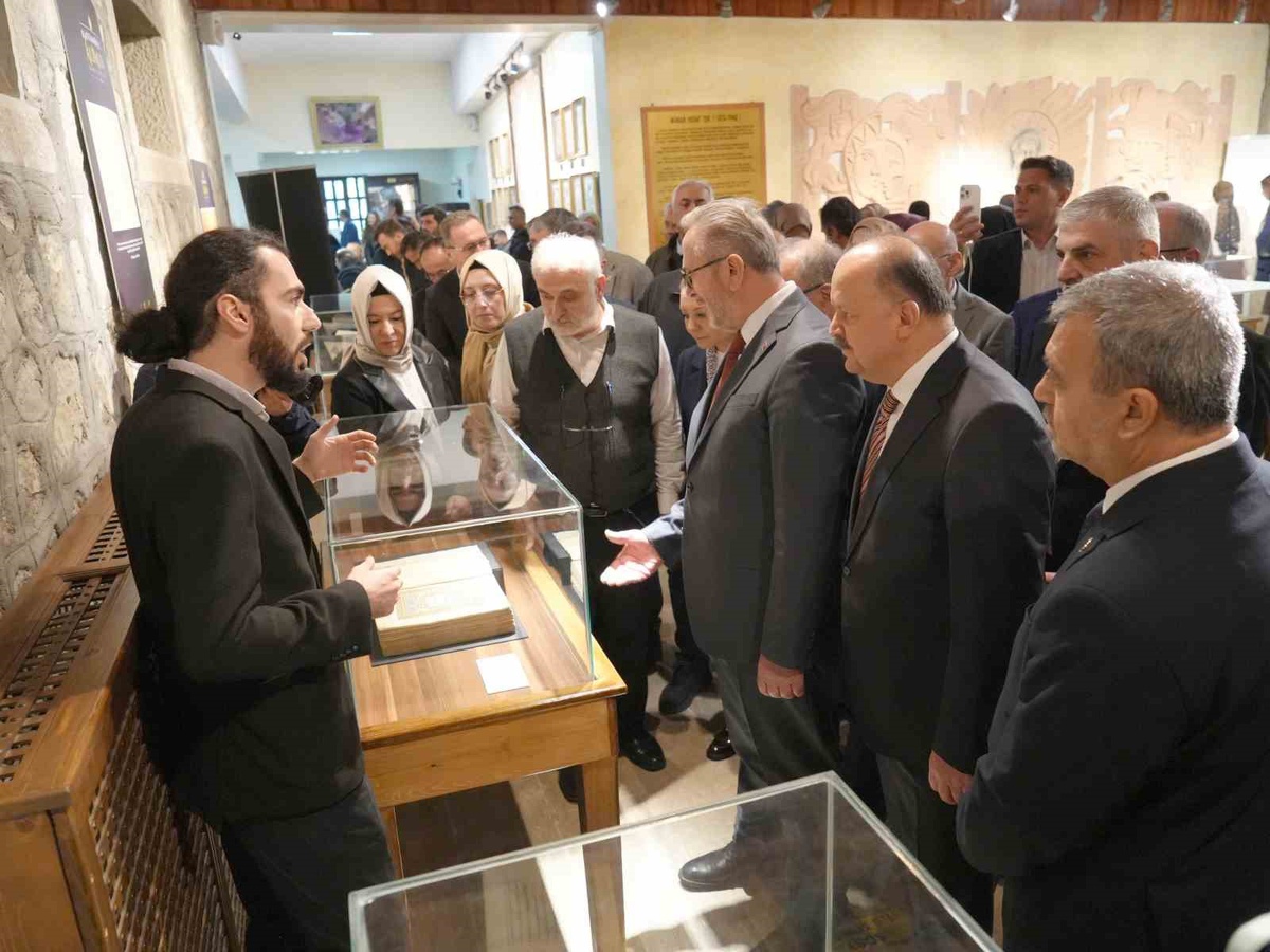 Kastamonu\'da açılan sergide farklı illerden getirilen 55 yazma eser görücüye çıktı