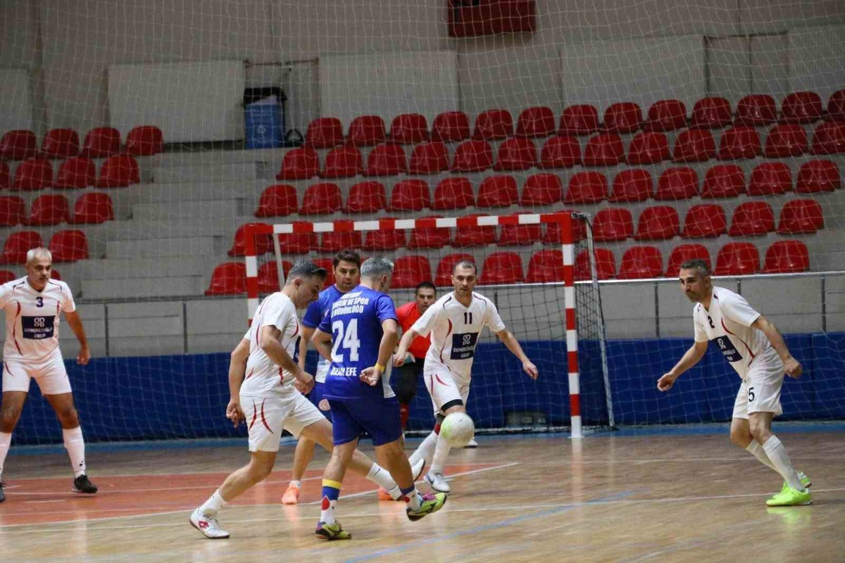 Kayseri\'de Kamu Spor Oyunları voleybol ve futsalda kupa töreniyle tamamlandı