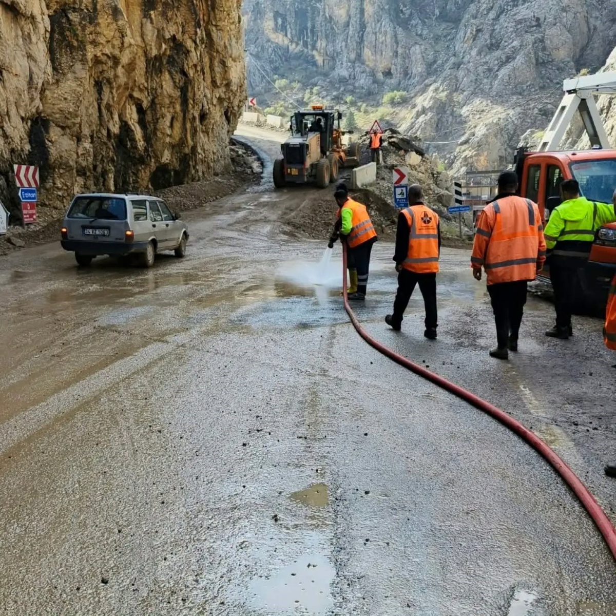 Kemaliye\'de heyelan ve su baskınlarına 10 iş makinesiyle müdahale edildi, can kaybı yok