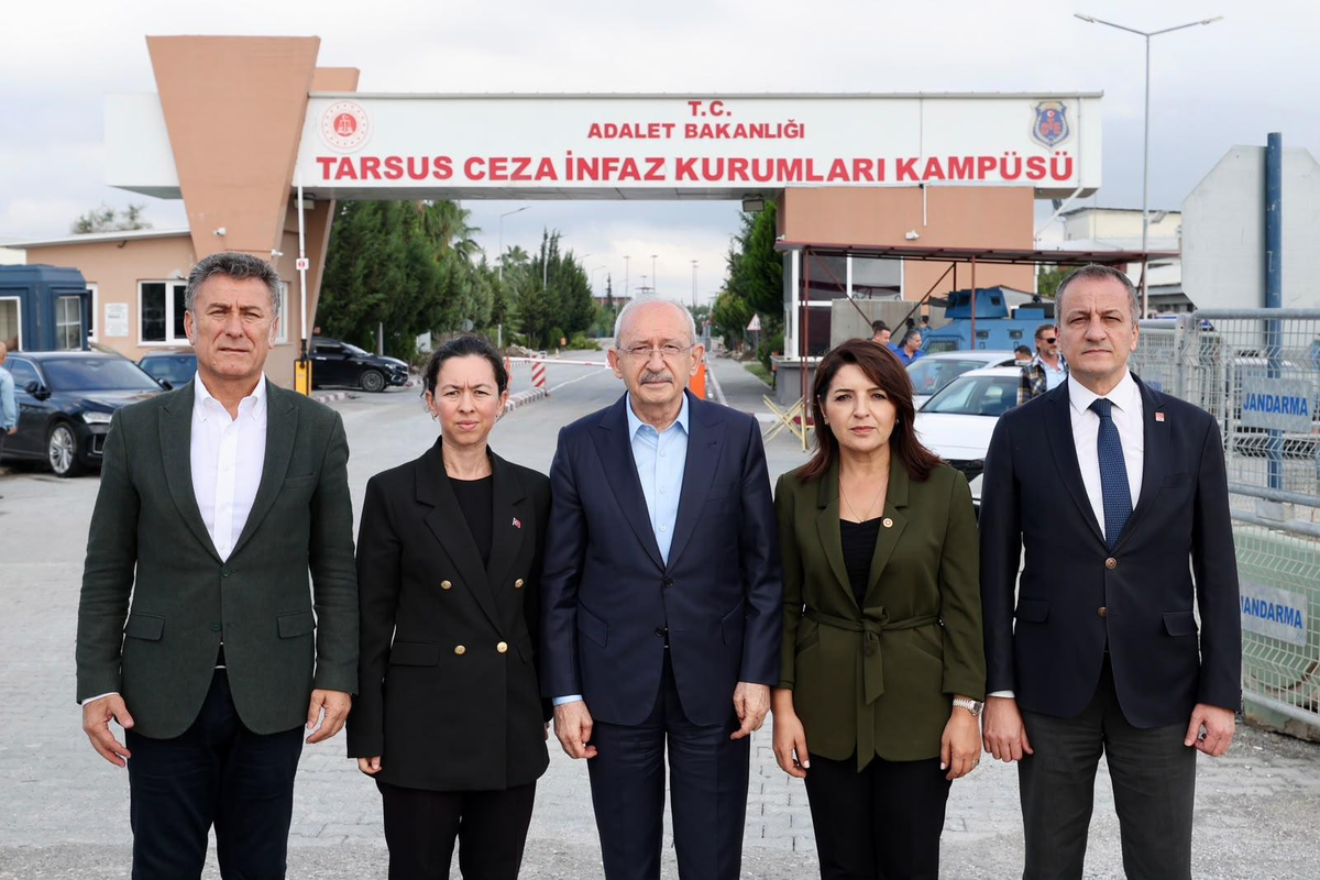 Kılıçdaroğlu, Tarsus Cezaevi\'nde tutuklu Seçer ve Özyiğit\'i ziyaret etti