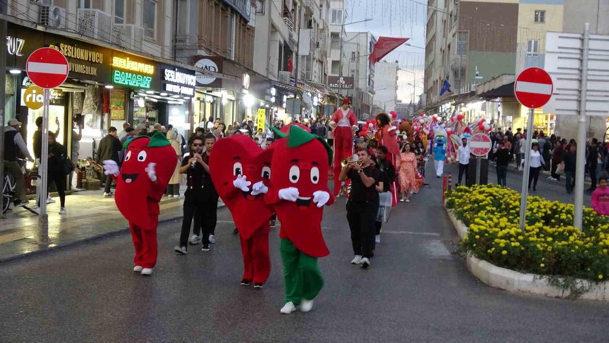 Kilis Biber Festivali yürüyüş ve konserle başladı, Vali Türkiye üçüncülüğünü anlattı