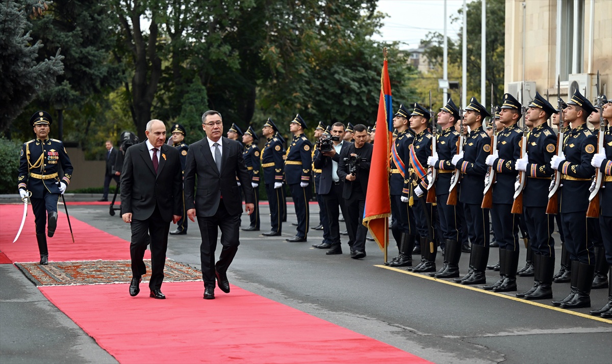 Kırgız Cumhurbaşkanı Caparov, Paşinyan\'ı Ekim 2027\'deki dağ zirvesine davet etti