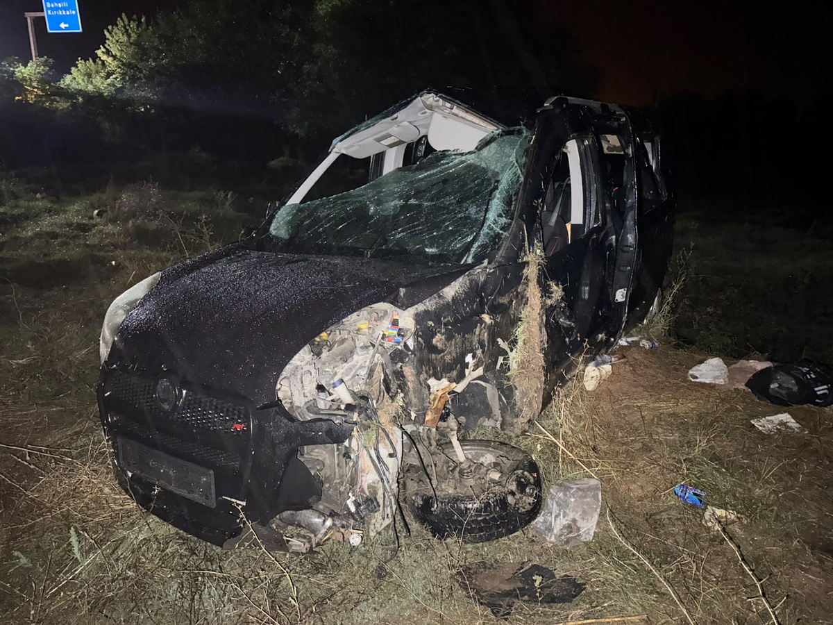 Kırıkkale\'de trafik levhalarına çarpan araç şarampole yuvarlandı, 1 ölü, 4 yaralı