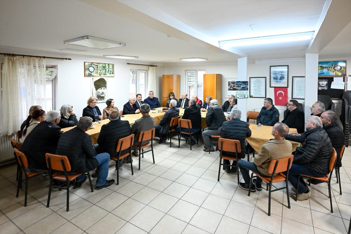 Kırklareli Valisi Turan, dernek ziyaretinde muhtarları kamu yönetiminin paydaşı saydı