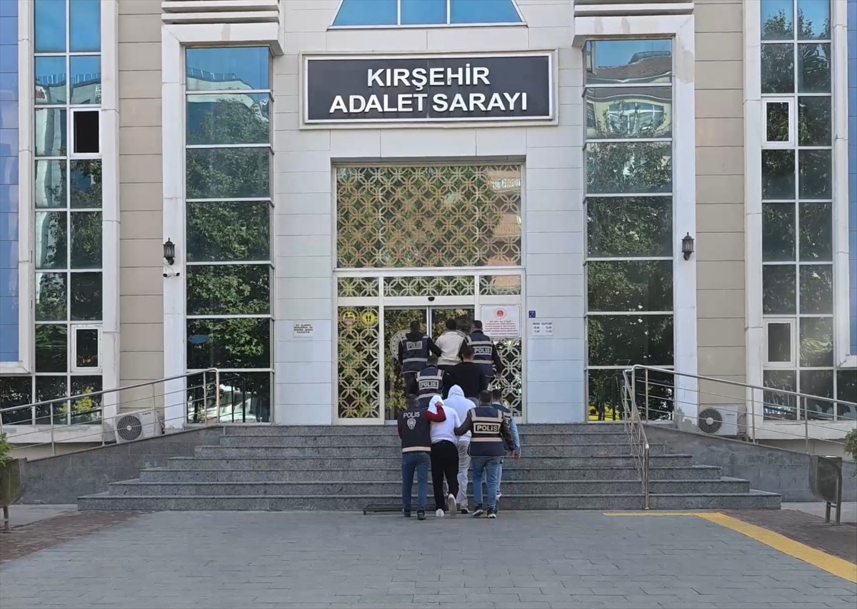 Kırşehir\'de yağma ve yaralama suçlarından gözaltına alınan 5 zanlıdan 3\'ü tutuklandı