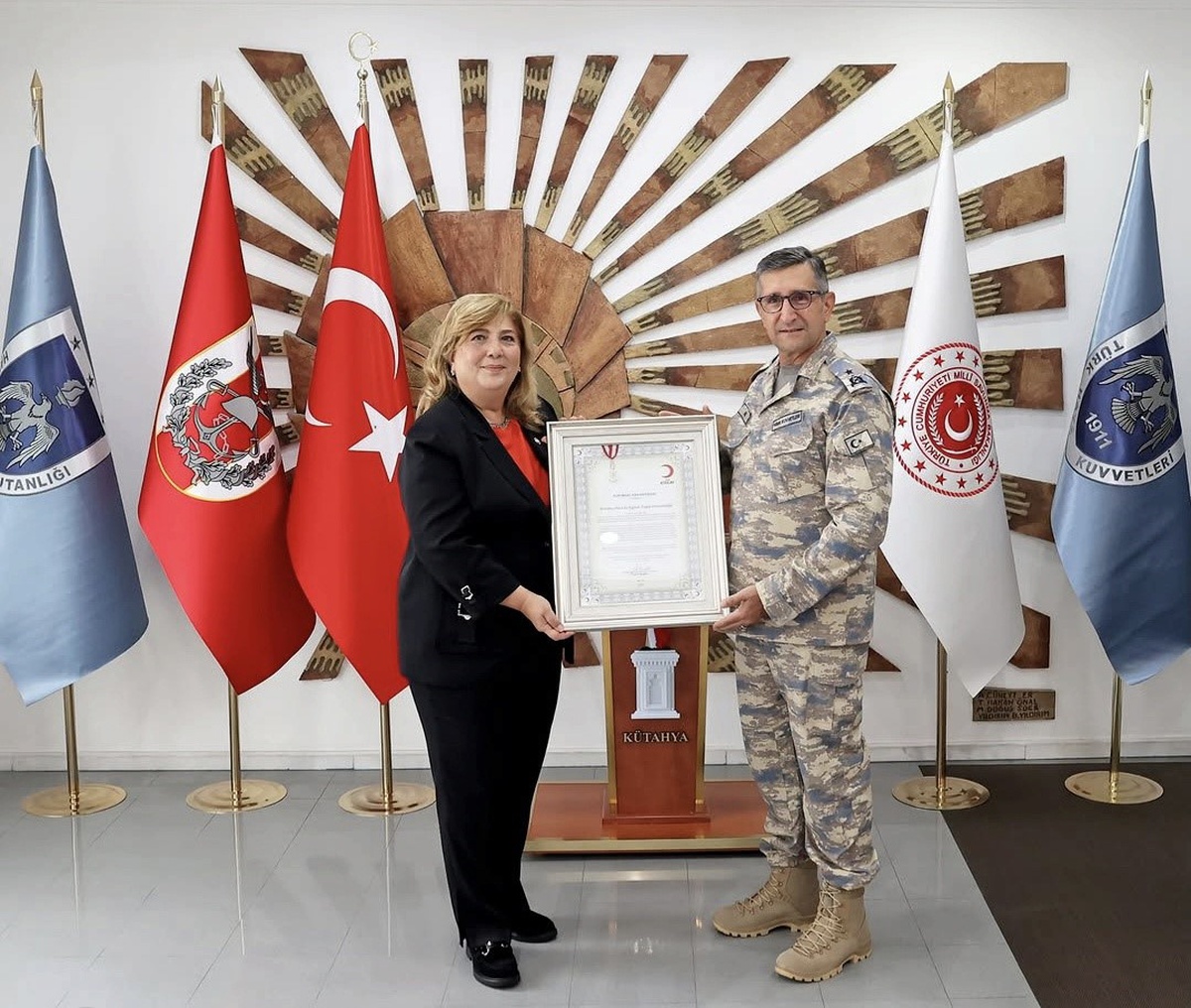 Kütahya\'da Tuğgeneral Baş, Kızılay heyetini ağırlayıp Kurumsal Gümüş Madalya aldı